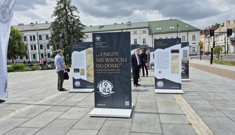 Wernisaż edukacyjnej wystawy plenerowej "...I nigdy nie wrócili do domu" w Suwałkach, 10.06.2025, fot. Areta Topornicka